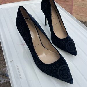 Ron White velvet shoes with pattern. Size 7.5. Great condition never worn.